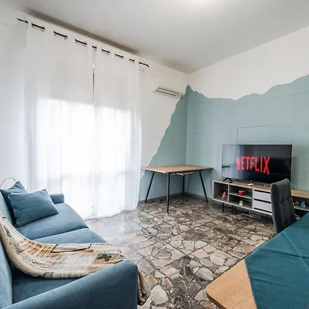 Smart Near Policlinico & Center Apartment