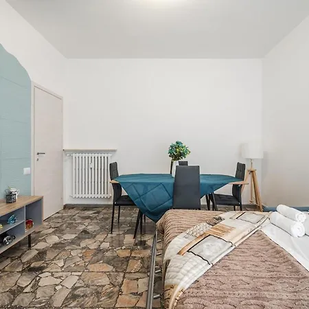 Smart Near Policlinico & Center Apartment