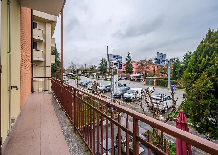 Smart Near Policlinico & Center Apartment